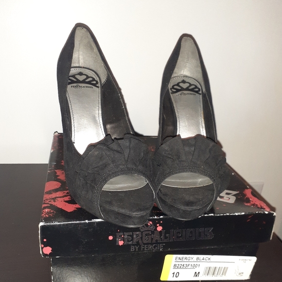 Black peep toe pumps. - Picture 1 of 5